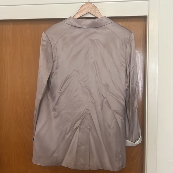 Silvery beige gray blazer fitted and about waist length - Picture 5 of 6